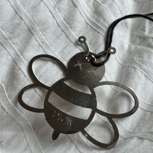 DIOR × KAWS Bee Charm Key Holder - Picture 5 of 5